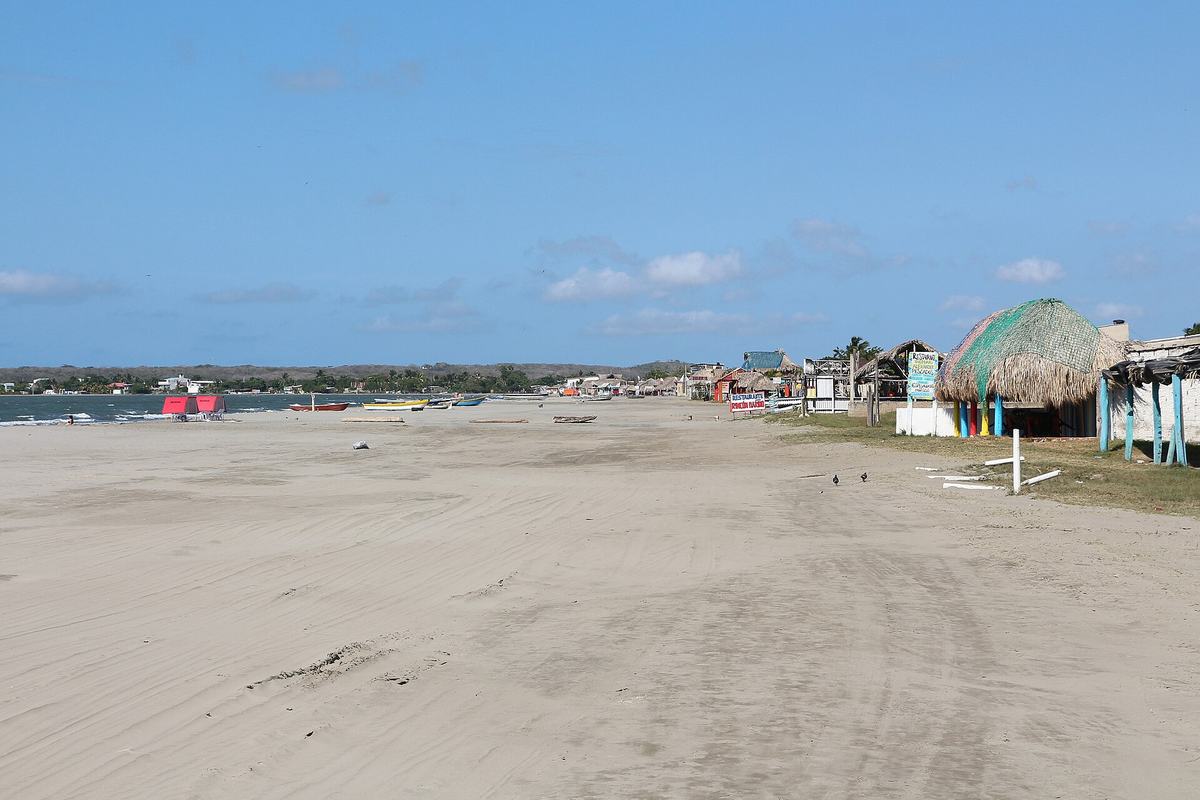 Playas y manglares alrededor de la ciudad